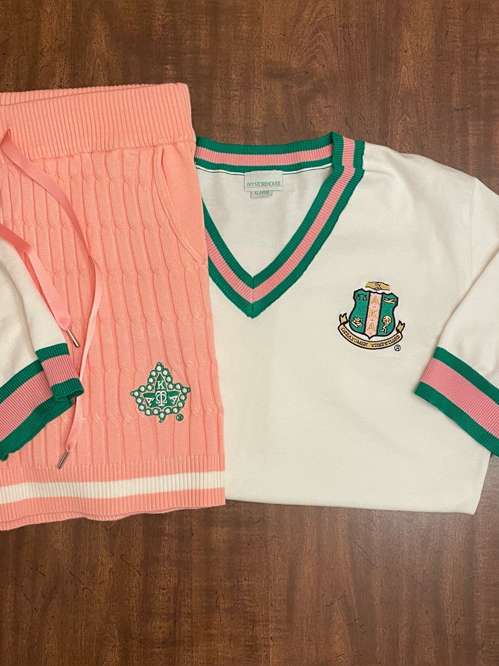 NWOT  Ivy Storehouse Alpha Kappa Alpha V-Neck Short Sleeve Sweater and Shorts XL